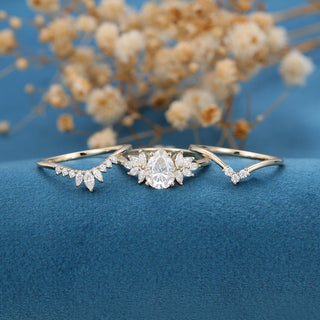 pear-shaped-moissanite-cluster-bridal-set-3