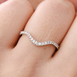 round-shaped-moissanite-curved-wedding-band