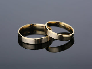 4.0MM Beveled Edge Wedding Brushed Band For Women in Solid Gold