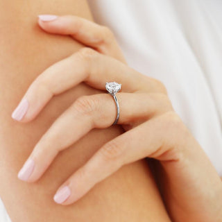 round-shaped-moissanite-solitaire-style-engagement-ring-2