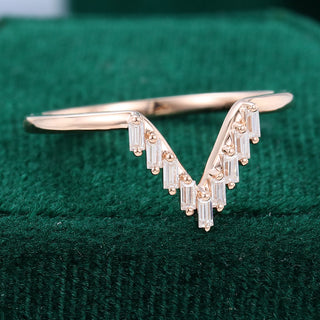 baguette-moissanite-v-shaped-wedding-band