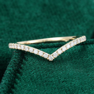 round-moissanite-curved-wedding-band