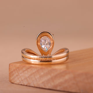 1.0CT Pear Cut Diamond Unique Curved Moissanite Bridal Ring Set