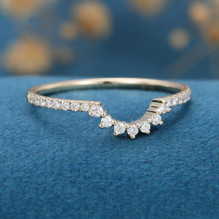 round-shaped-moissanite-curved-wedding-band