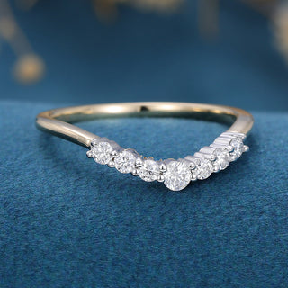 round-shaped-moissanite-curved-wedding-band