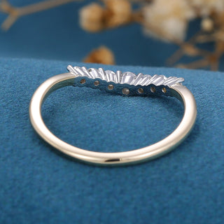 round-shaped-moissanite-curved-wedding-band