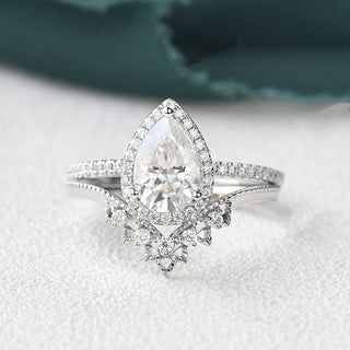 oval-cut-halo-moissanite-bridal-ring-set-1