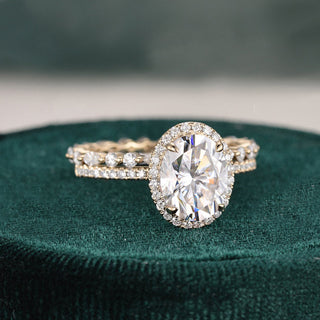 oval-cut-halo-moissanite-bridal-ring-set