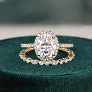 oval-cut-halo-moissanite-bridal-ring-set