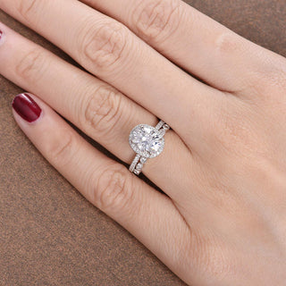 oval-cut-halo-moissanite-bridal-ring-set