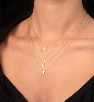 Sophisticated Gold Necklace with Circular Pendant