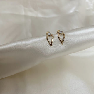 round-cut-unique-moissanite-diamond-earrings-in-yellow-gold