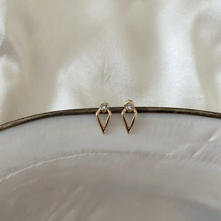 round-cut-unique-moissanite-diamond-earrings-in-yellow-gold