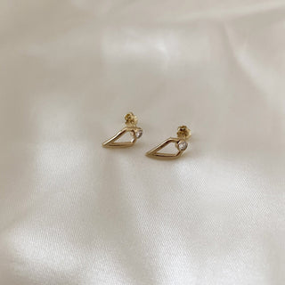 round-cut-unique-moissanite-diamond-earrings-in-yellow-gold