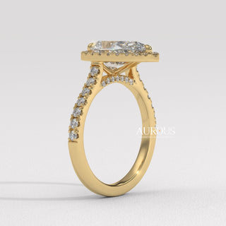 pear cut diamond with side stones, pear diamond three stone ring, pear shaped diamond gold band