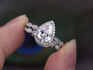 pear-cut-halo-moissanite-bridal-ring-set