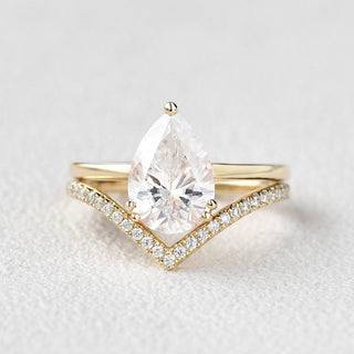 Vintage-inspired round moissanite engagement rings with platinum