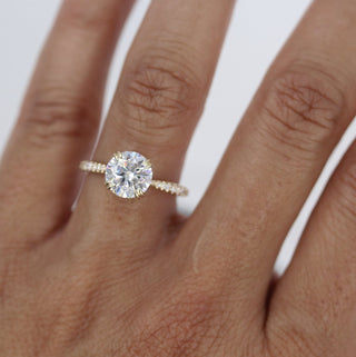 Vintage-inspired solitaire moissanite engagement rings under $1000