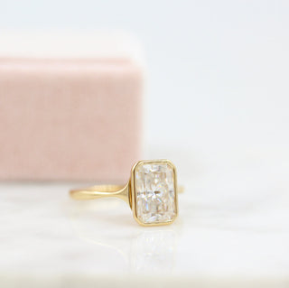 Vintage-inspired round moissanite engagement rings under $1000