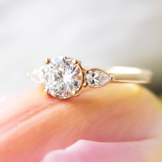 How to choose moissanite jewelry sets