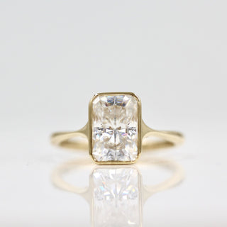 Vintage-inspired oval moissanite engagement rings under $1000
